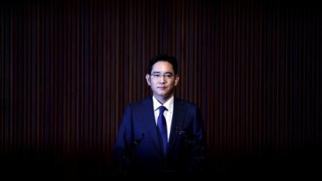 Наследникът на Samsung забогатява все повече, докато стои в затвора