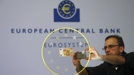 Еврото е напът да запише най-голямото си седмично повишение от един месец