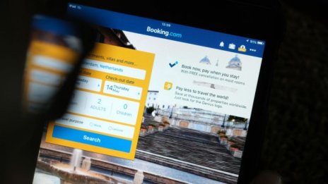 Как "машината за печалба" Booking посегна към държавните пари?