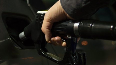 Петрол в постоянен мечи пазар