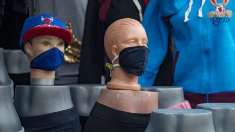 Задължителното носене на маски навън се удължава до 13 май