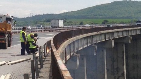 Пет от 17 мостови съоръжения  вече се ремонтират