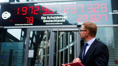 Германският "часовник на дълга" затиктака наобратно