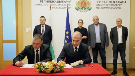 Транспортният министър в оставка подписа договори за пътнически жп превози за следващите 12 г.
