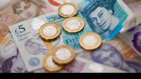 Паундът все още страда от лошите икономически перспективи пред Великобритания