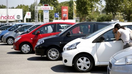Продажбите на нови автомобили в Италия се свиват с 8,3%