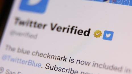 Twitter премахна безплатните сини верификационни отметки