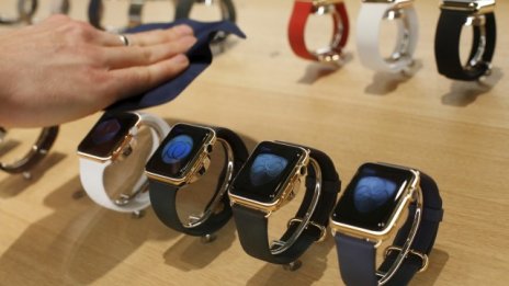Продажбите на смарт часовници потъват 