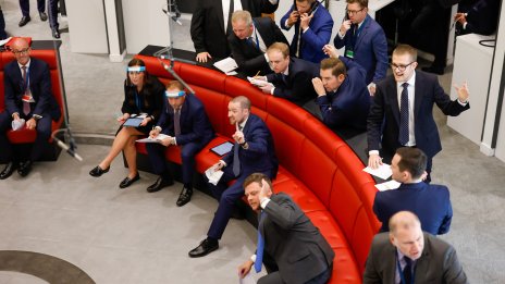 Европейските индекси отчетоха спад, докато инвеститорите гледат към преговорите в Лондон