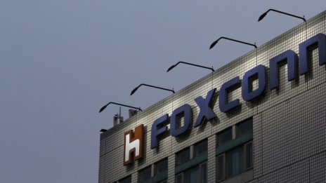 Foxconn заменя 60 хил. служители с роботи