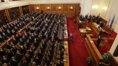 Парламентът ще заседава извънредно утре