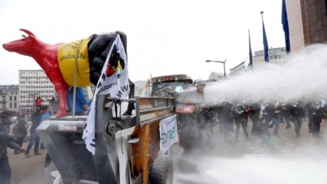 Фермери засипаха сградата на ЕК със сухо мляко в знак на протест