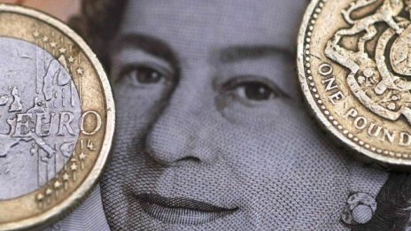 Британският паунд докосна едномесечен връх