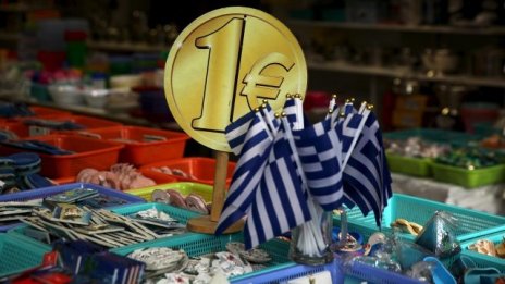 Еврозоната деблокира помощта си за Гърция