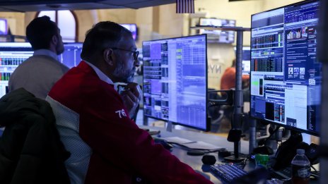 Dow спада с 600 пункта на фона на поскъпващия петрол и ръста на безработицата в САЩ*