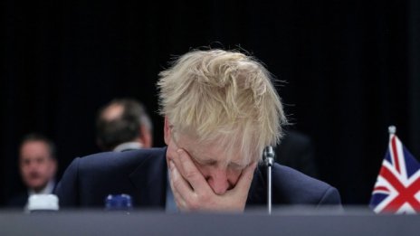 Около Джонсън става самотно…