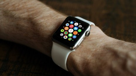 Продажбите на Apple Watch са се сринали с 55% на годишна база
