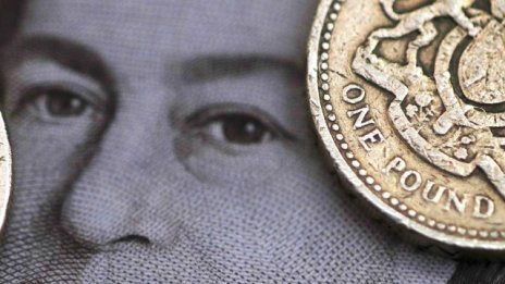 Британският паунд продължава да пропада