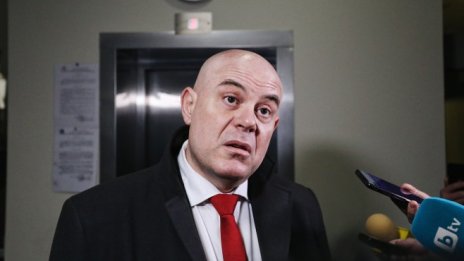 Гешев поиска публична процедура на предложението за прекратяване на мандата му