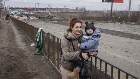 Руски въздушен удар порази и родилен дом в Мариупол