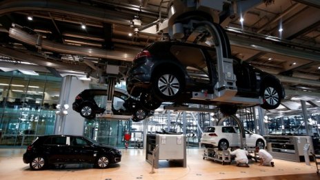Главният завод на Volkswagen спира временно работа