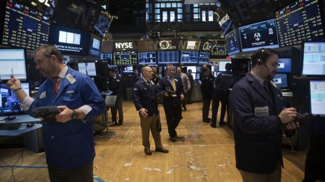 Тревогата около дълга на САЩ и банковия сектор помрачи настроенията на Wall Street