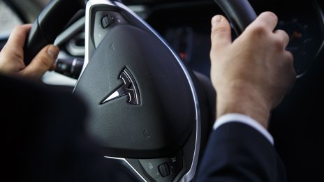 Американски регулатор разследва Tesla заради проблем с кормилната уредба