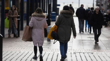 Британската икономика записа малко по-голям спад от първите оценки