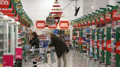 Домакинствата у нас заделят 20% от месечния си доход за коледни подаръци