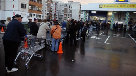 Търговските обороти през февруари остават почти без изменение на годишна база