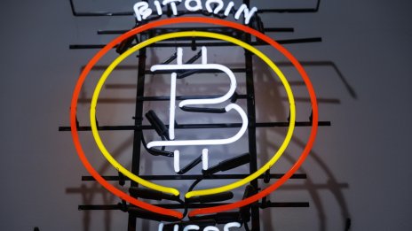 Цената на биткойна се цели отново в 22 хил. долара