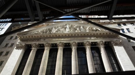 Dow отстъпва от рекордните ръстове при волатилна търговия*