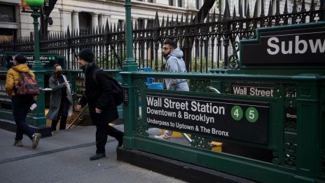 Низходящите движения на фондовите борси не плашат дребните инвеститори