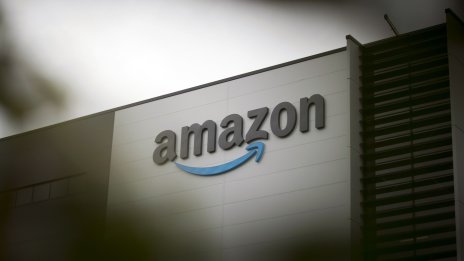 Amazon ще затвори три свои склада във Великобритания през 2023 г.