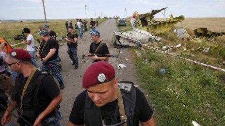 Самолетната катастрофа разкри хаоса сред украинските сепаратисти