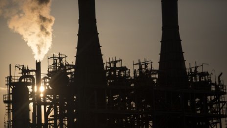 Суровият петрол поскъпва в петък, но се насочва към седмичен спад*