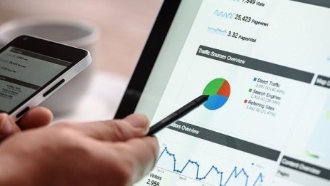 Търсенето от технологични клиенти накара WPP да повиши прогнозата си