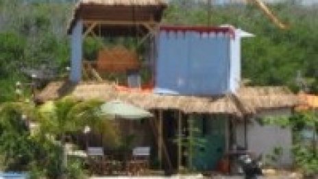 Британец построи изкуствен остров от пластмасови бутилки