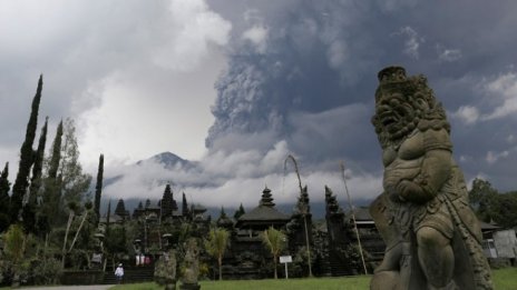 Индонезийският остров Бали анулира десетки полети заради вулкан