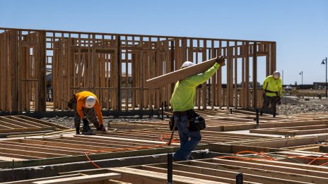 Доверието на строителите на жилища в САЩ спада за първи път от шест месеца