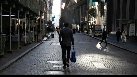 Банкерите на Wall Street може да очакват по-малки бонуси тази година