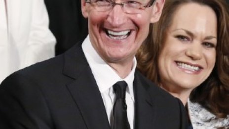 Защо се сринаха акциите на Apple