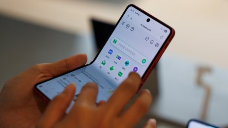 Samsung отнема пазарен дял от Apple в САЩ, докато сгъваемите телефони набират скорост