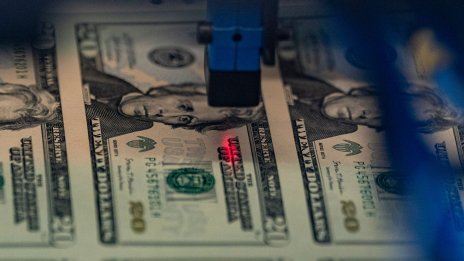 Доларът спечели от страха, но може да загуби от реалността