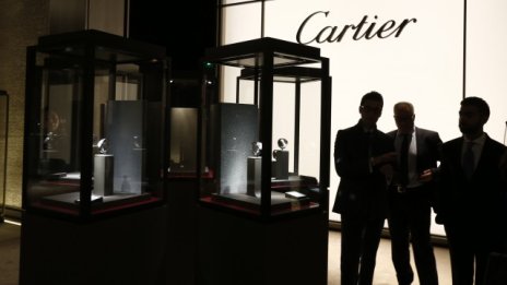Хонконг и Париж орязаха печалбите на Richemont и Burberry