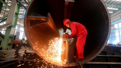 Китай използва другите икономики, за да омекоти удара на американските мита