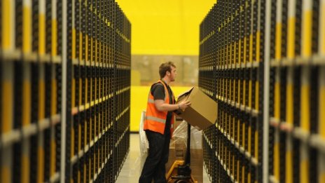 Amazon създава 100 хил. сезонни работни места по Коледа