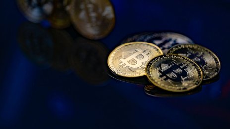 Биткойните в борсови портфейли се увеличават с най-бързия темп от май