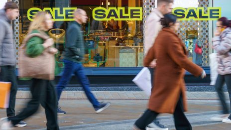 Британските потребители намаляват разходите преди плановете на финансовия министър