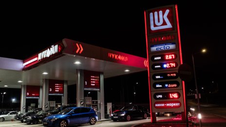 Надпреварата за активите на "Лукойл" се нажежава дни преди санкциите